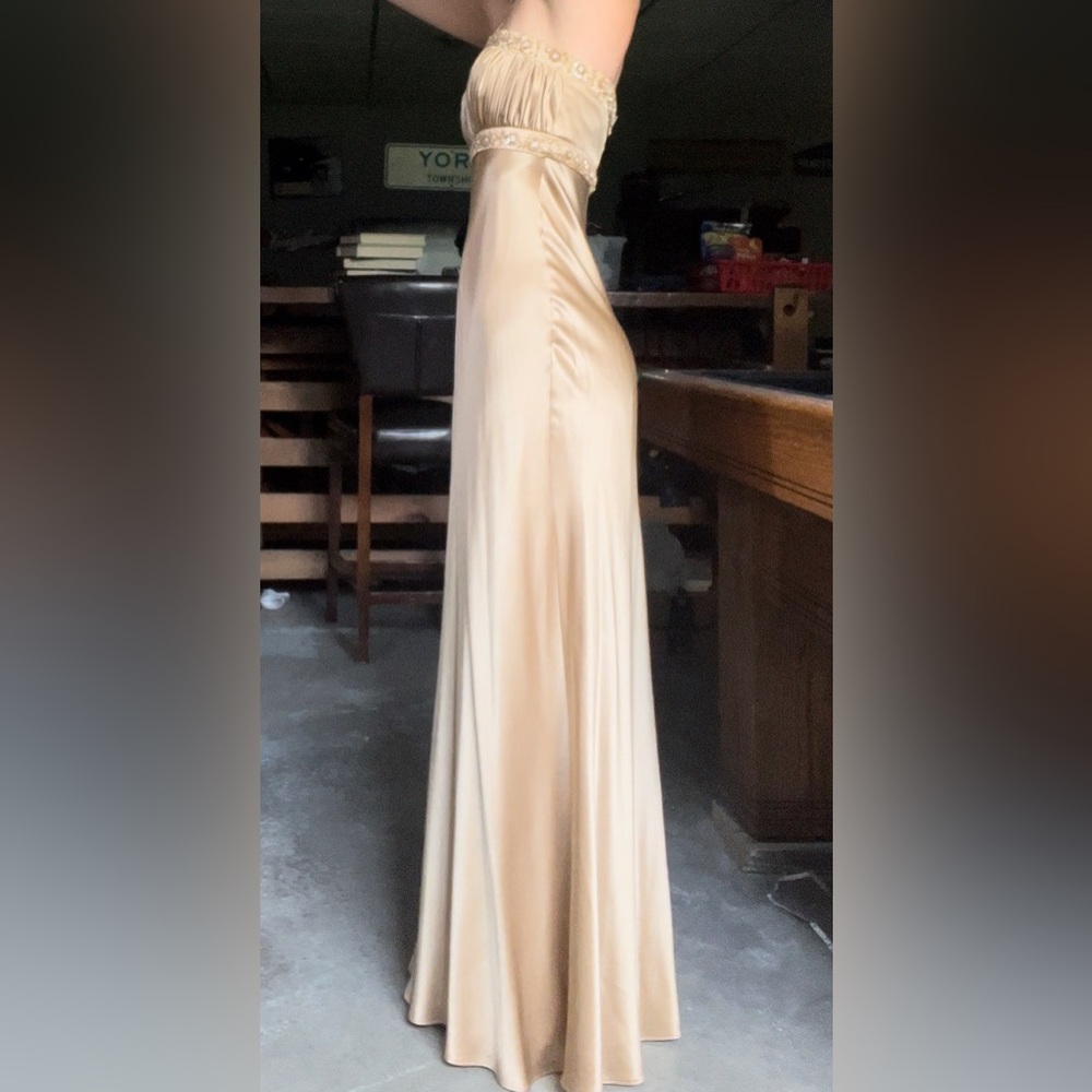 De Laura Gold prom dress